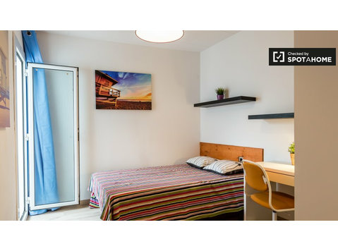 Room in 4-bedroom apartment in L'Hospitalet de Llobregat - Te Huur