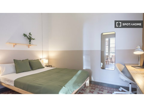 Pokój w mieszkaniu z czterema sypialniami w Sant Andreu w… - Do wynajęcia