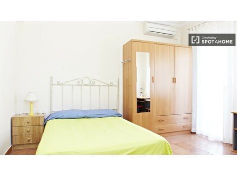 Room in 4-bedroom apartment in Sants-Montjuic, Barcelona - الإيجار