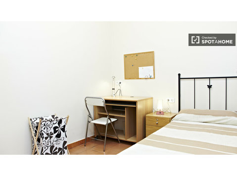 Chambre dans un appartement de 4 chambres à Sants-Montjuic,… - À louer