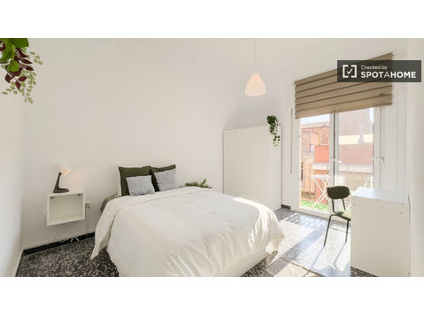 Camera in appartamento con 5 camere da letto a Barcellona - In Affitto