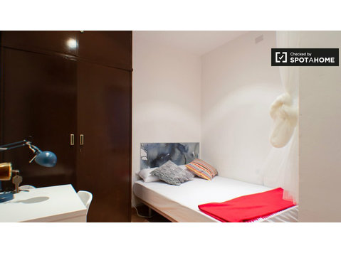 Room in 5-bedroom apartment L'Esquerra l'Eixample, Barcelona - For Rent