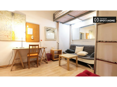 Room in 5-bedroom apartment in Barri Gòtic, Barcelona - Til leje