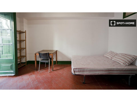 Habitación en apartamento de 5 dormitorios en Barri Gòtic,… - Alquiler