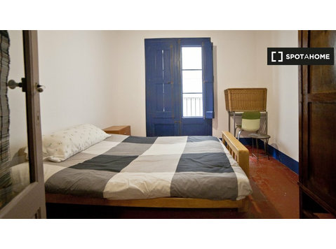 Habitación en apartamento de 5 dormitorios en Barri Gòtic,… - Alquiler