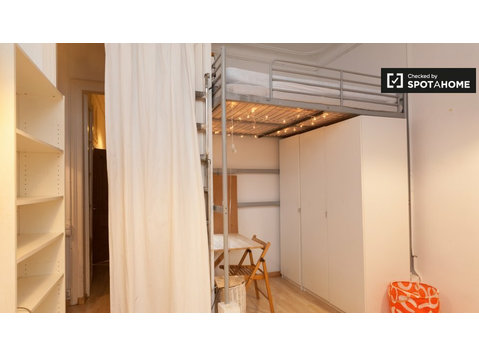 Room in 5-bedroom apartment in Barri Gòtic, Barcelona - For Rent