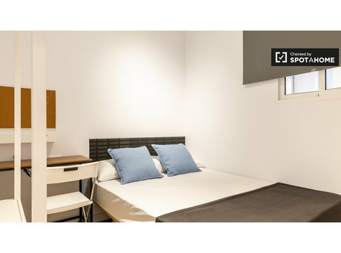 L'Hospitalet de Llobregat'ta 5 yatak odalı dairede oda - Kiralık