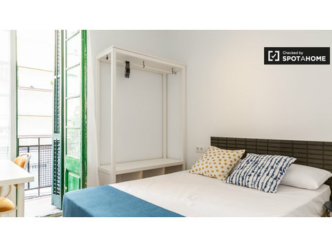 Room in 5-bedroom apartment in L'Hospitalet de Llobregat - เพื่อให้เช่า