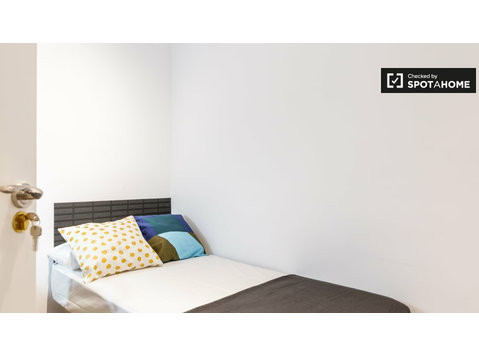 Room in 5-bedroom apartment in L'Hospitalet de Llobregat - เพื่อให้เช่า