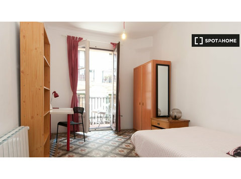 Camera in appartamento con 6 camere da letto a Barri Gòtic,… - In Affitto