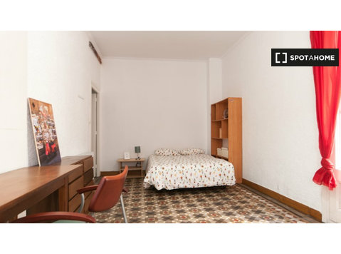 Chambre dans un appartement de 6 chambres à Barri Gòtic,… - À louer
