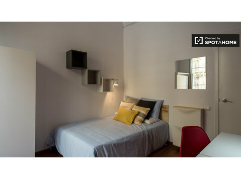 Chambre dans un appartement de 6 chambres à Barri Gòtic,… - À louer