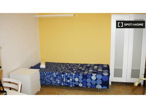 Chambre dans un appartement de 6 chambres à El Born,… - À louer
