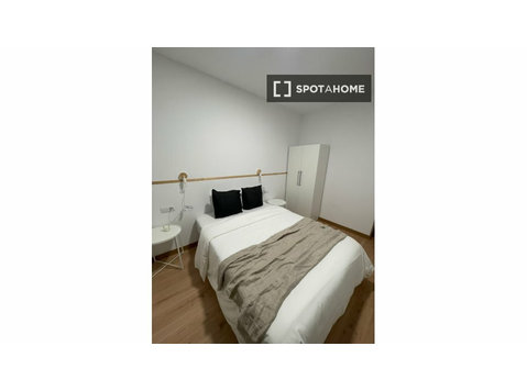 Room in 7-Bedrooms apartment for rent in Barcelona - Izīrē