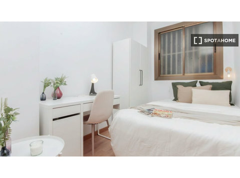 Barselona'da kiralık 7 yatak odalı dairede oda - Kiralık