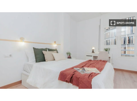 Barselona'da kiralık 7 yatak odalı dairede oda - Kiralık