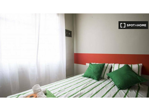 Room in 8-bedroom apartment in Sarrià-Sant Gervasi - Females - Izīrē
