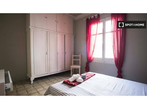 Sarrià-Sant Gervasi'de 8 yatak odalı dairede oda - Kadınlar - Kiralık