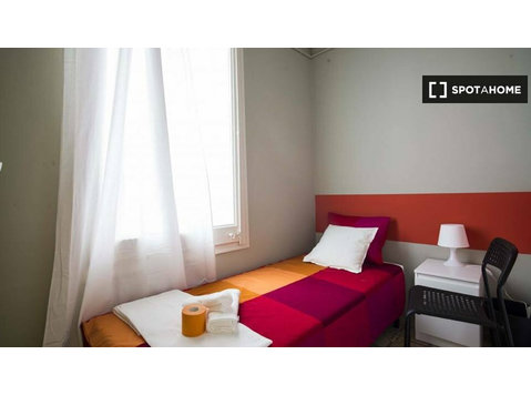Sarrià-Sant Gervasi'de 8 yatak odalı dairede oda - Kiralık