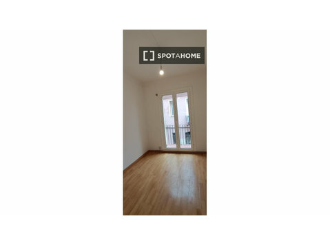 Chambre dans un appartement partagé de 2 chambres à Gràcia,… - À louer