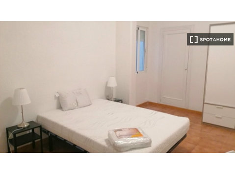 Habitación compartida de 3 habitaciones en alquiler, El… - Alquiler