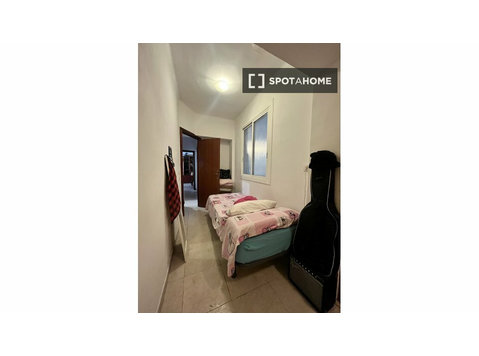 Camera in appartamento condiviso con 4 camere da letto a… - In Affitto