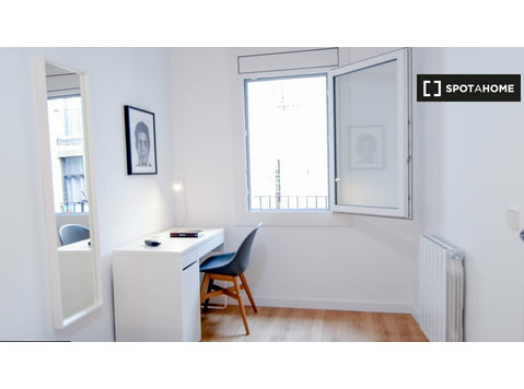 Quarto em apartamento compartilhado de 5 quartos, El Raval - Aluguel