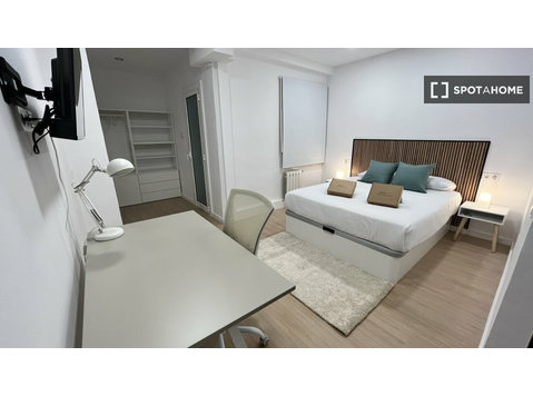 Pokój we wspólnym mieszkaniu w Barcelonie - Do wynajęcia