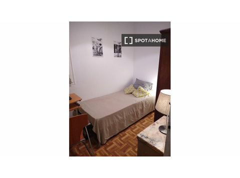 Barselona'da ortak dairede oda - Kiralık