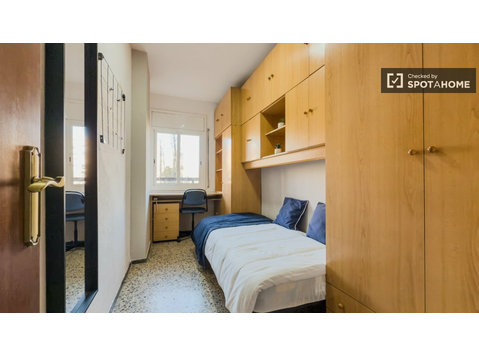 Habitación en piso compartido en barcelona. - Alquiler