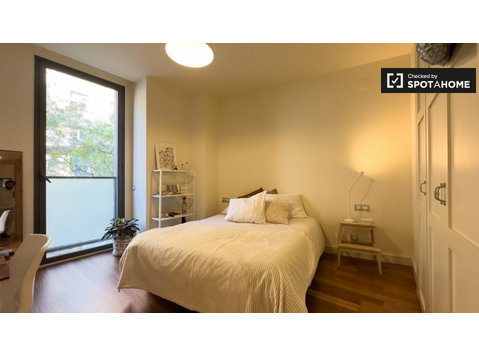 Room in shared apartment in Barcelona - Disewakan