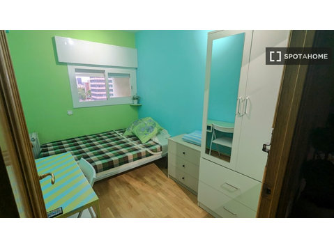 Habitación en piso compartido en La Marina de Port,… - Alquiler