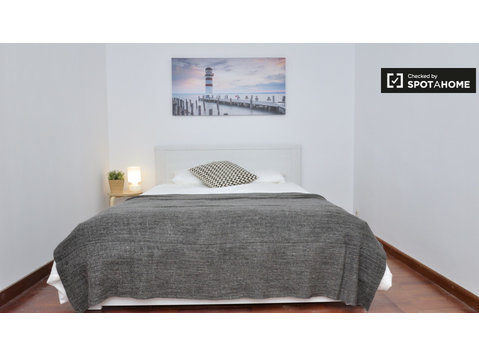 Camera in appartamento condiviso a Sarrià-Sant Gervasi,… - In Affitto