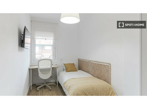 Se alquila habitación en piso compartido en Vila de Gràcia,… - Alquiler