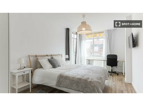 Se alquila habitación en piso compartido en Vila de Gràcia,… - Alquiler