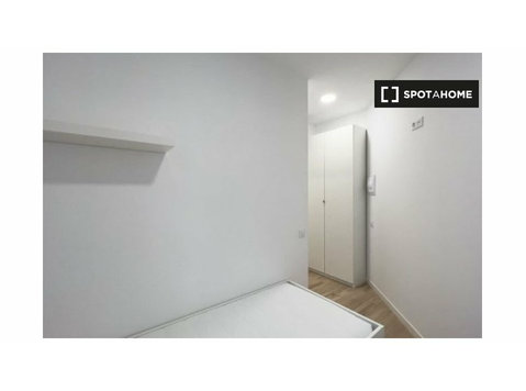 Zimmer im Studentenwohnheim in Barcelona zu vermieten - Zu Vermieten