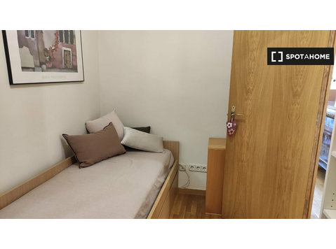 Chambre à louer dans un appartement de 2 chambres à Sant… - À louer