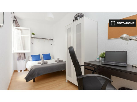 Room to rent in 3-bedroom apartment L’Hospitalet, Barcelona - Na prenájom