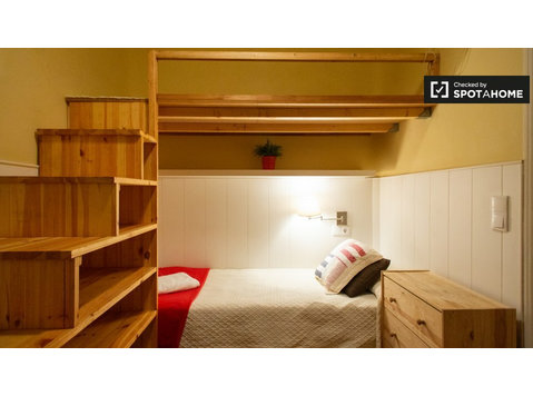 Eixample Dreta, 7 yatak odalı dairede kiralık oda - Kiralık
