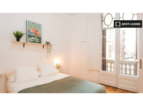 Room to rent in 8-bedroom apartment in Villa de Gracia - Disewakan