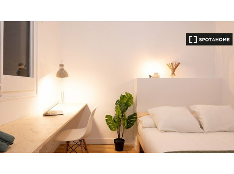 Zimmer zu vermieten in 8-Zimmer-Wohnung in Villa de Gracia - Zu Vermieten