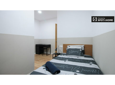 El Raval'da 6 yatak odalı daire kiralık balkonlu oda - Kiralık