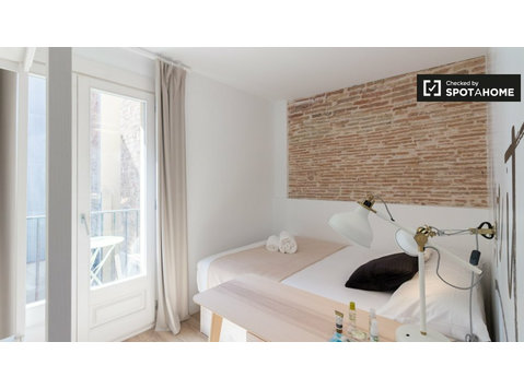 Room with terrace in Gothic Quarter - For Rent