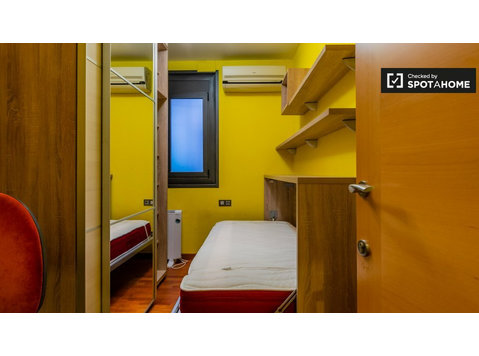 Pokoje do wynajęcia 3-pokojowe mieszkanie L'Esquerra de… - Do wynajęcia