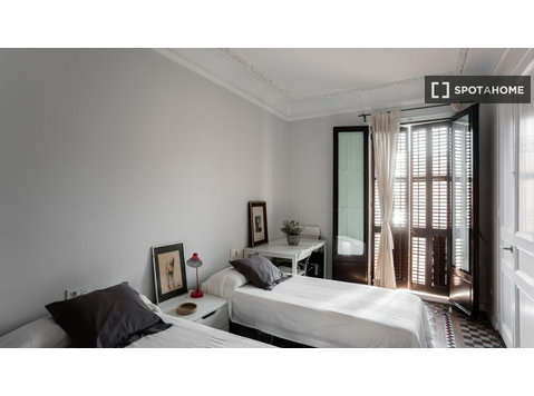 Rooms for rent in 2-bedroom apartment in Barcelona - K pronájmu