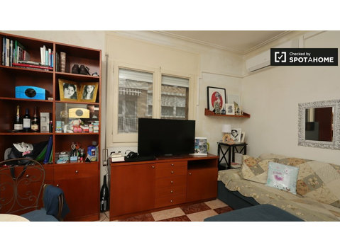 Rooms for rent in 2-bedroom apartment in Sarrià, Barcelona - Аренда