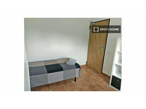Rooms for rent in 25-bedroom house in Bellaterra, Barcelona - K pronájmu