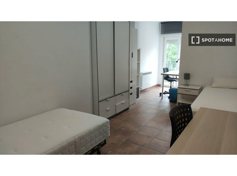 Rooms for rent in 25-bedroom house in Bellaterra, Barcelona - De inchiriat