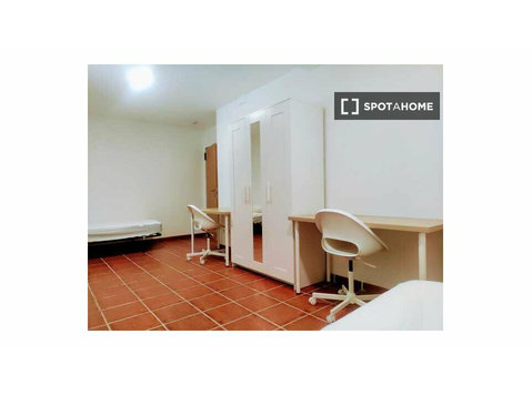 Zimmer zu vermieten in Haus mit 25 Schlafzimmern in… - Zu Vermieten