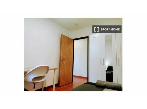 Barselona, Bellaterra'da 25 yatak odalı evde kiralık odalar - Kiralık